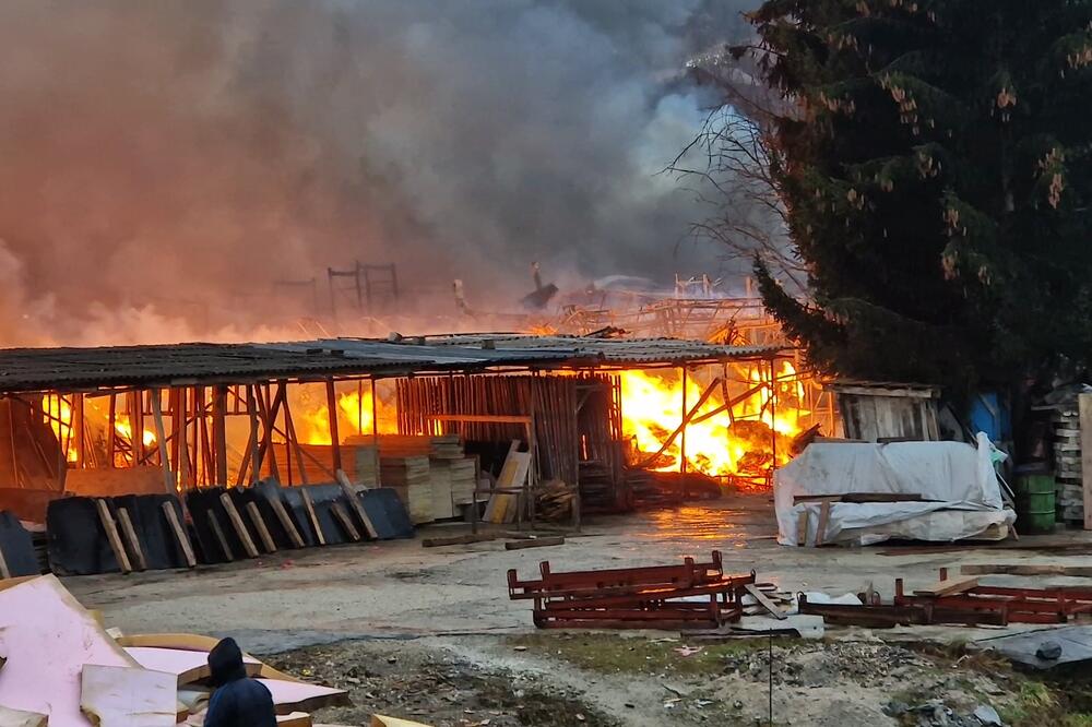 "HVALA BOGU KUĆE SU SPASENE": Lokalizovan veliki požar u Užicu, niko ne zna šta se zapalilio u NAPUŠTENIM HALAMA