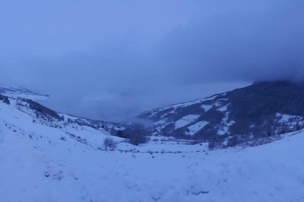 U BEOGRADU POČELI PLJUSKOVI SNEGA PRE NEKOLIKO MINUTA! Nanosi visoki do 80 CM, proglašeno i VANREDNO stanje