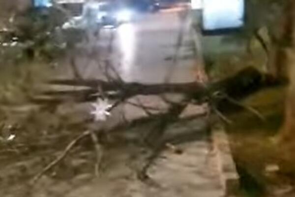 JAK VETAR NOSIO SVE PRED SOBOM U CRNOJ GORI: Užasno nevreme, ljudi UPLAŠENI (VIDEO)