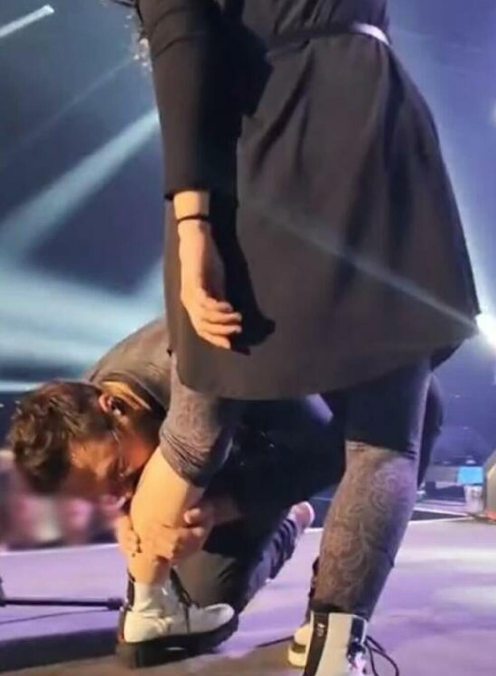 Petar Grašo grize obožavateljku za nogu