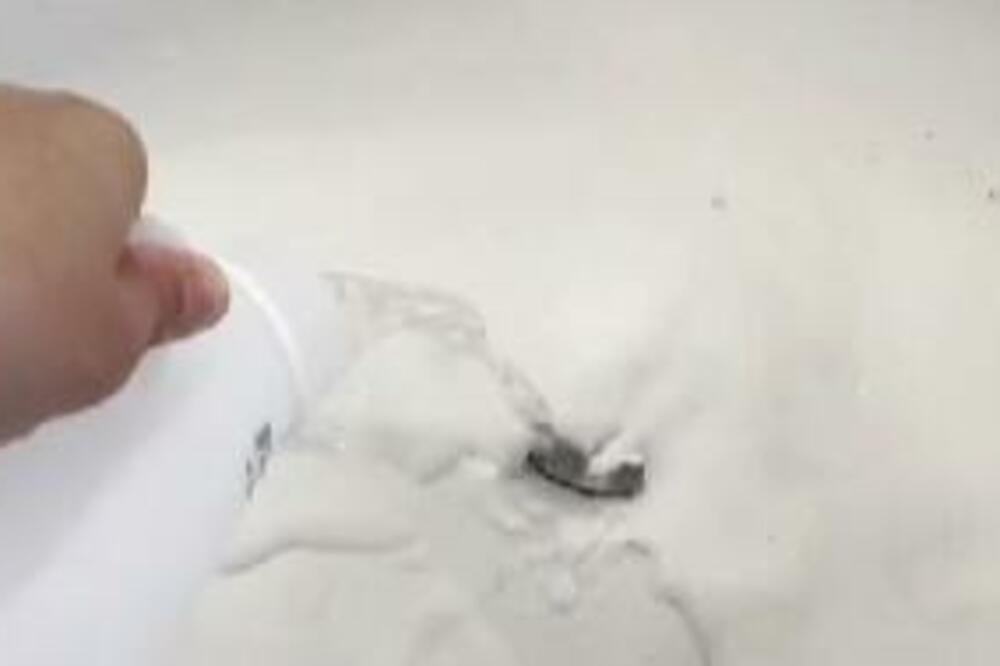 SIPALA JE SAMO 1 SASTOJAK U KADU I DESILA SE MAGIJA: Kada vidite REZULTAT biće vam KRIVO što ranije niste PROBALI