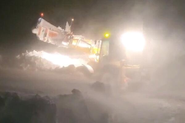 KOD SJENICE DESET AUTOMOBILA OSTALO ZAVEJANO: Evakuacija putnika trajala satima, deonica i dalje NEPROHODNA! (FOTO)