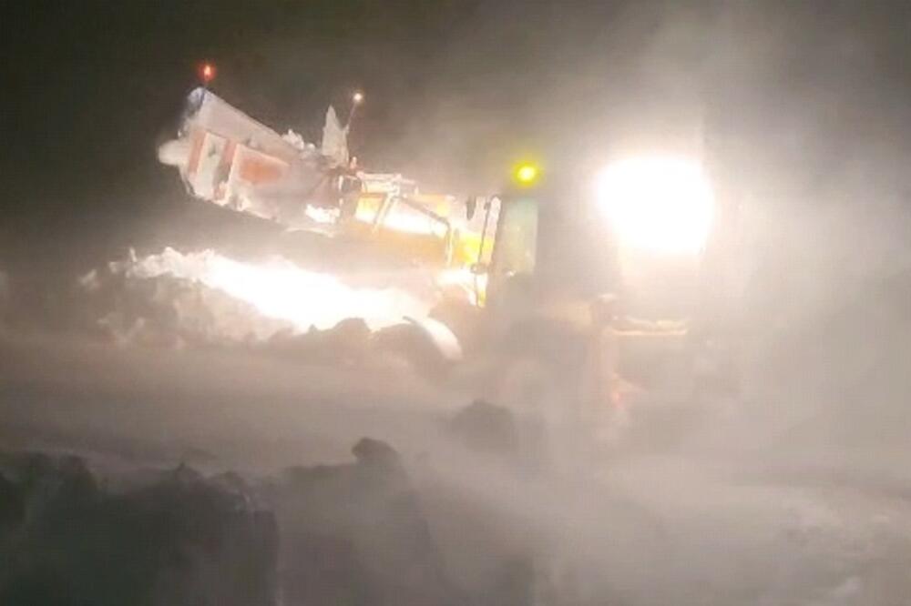 KOD SJENICE DESET AUTOMOBILA OSTALO ZAVEJANO: Evakuacija putnika trajala satima, deonica i dalje NEPROHODNA! (FOTO)