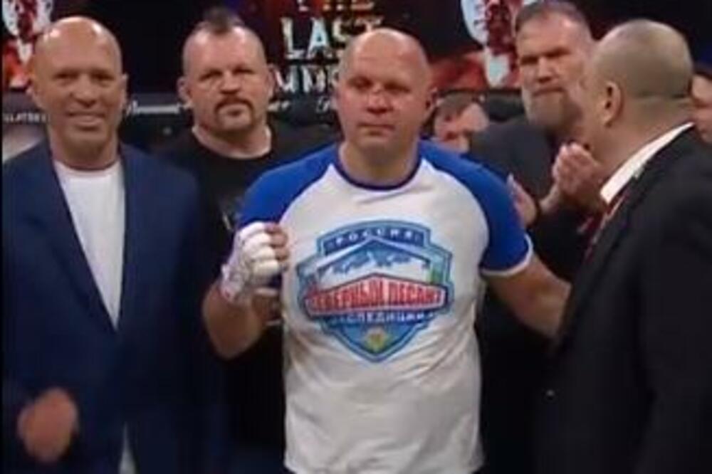 "USTANITE I POZDRAVITE OVOG ČOVEKA!" - Amerikanac batinama poslao slavnog Rusa u penziju pa mu se poklonio! (VIDEO)