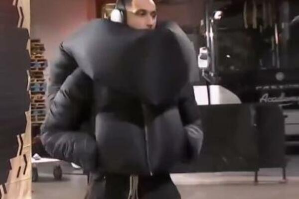 DAVI GA CRNA ANAKONDA ILI JE TO TRAKTORSKA GUMA: NBA as sa ponosom prošetao najgori autfit koji ste videli! (VIDEO)