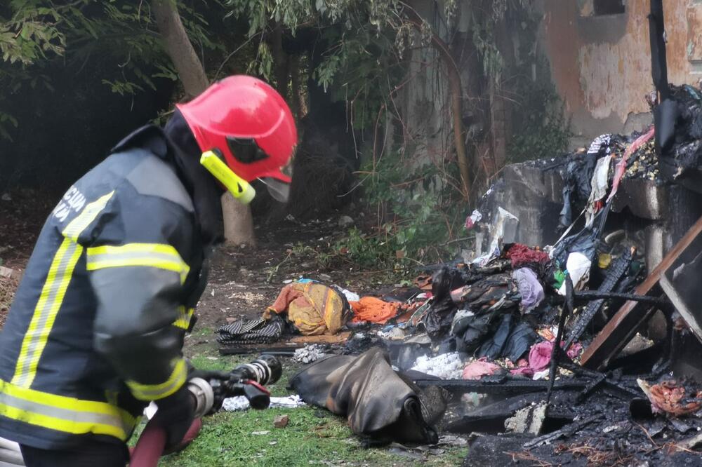 POŽAR NA ZVEZDARI: Devet vatrogasaca gasilo vatru u napuštenom objektu