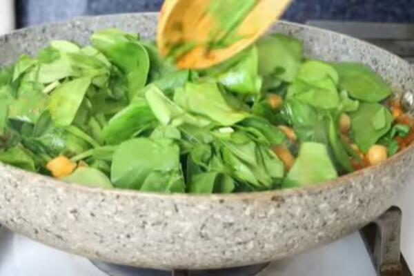 STRUČNJACI OTKRILI KAKO DA SPANAĆ TRAJE DUŽE OD NAZNAČENOG ROKA TRAJANJA: Samo OVAKO će ostati svež NEDELJAMA