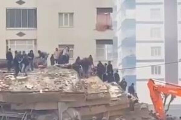 TRAGEDIJA NA JUGU TURSKE: Zemljotres BOLNICU sravnio sa zemljom, ljudi ZATRPANI! (VIDEO)