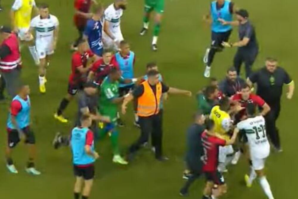 BRUTALNA MAKLJAŽA U BRAZILSKOM DERBIJU: Pesničenje, šutiranje u leđa, intervenisala i policija! (VIDEO)