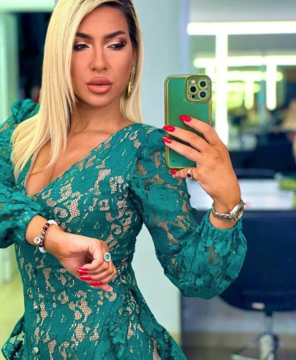 Zelena je njena boja