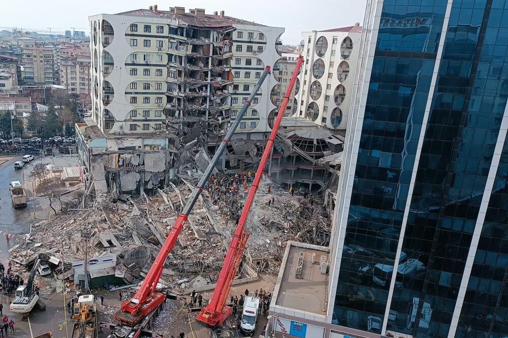 JEDVA SMO SE IZBAVILI IZ RUŠEVINA: Koliko je strahovit zemljotres bio pokazuje ovo, ČOVEKU CELA PORODICA U BOLNICI!