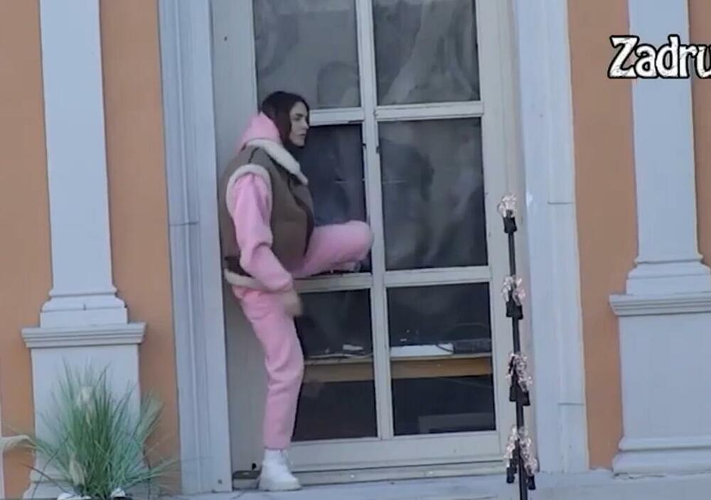 Nakon neuspelog pokušaja bekstva, vratila se u Belu kuću