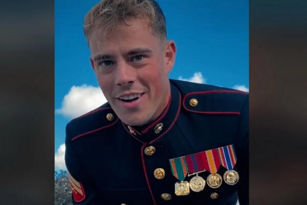 ZAUSTAVILA JE ZGODNOG MARINCA ZBOG SLIKE, DESILO JOJ SE NEOČEKIVANO: Nije ni slutila da će joj uraditi OVO (VIDEO)