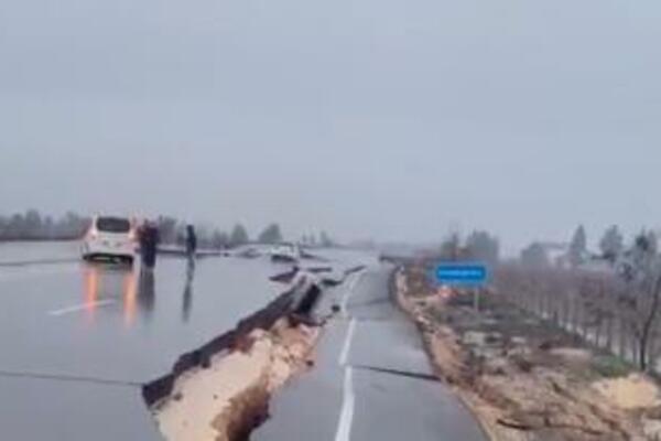 RAZORNI ZEMLJOTRESI UNIŠTILI TURSKU: Evo šta je ostalo, putevi pukli, pista UNIŠTENA! (VIDEO)