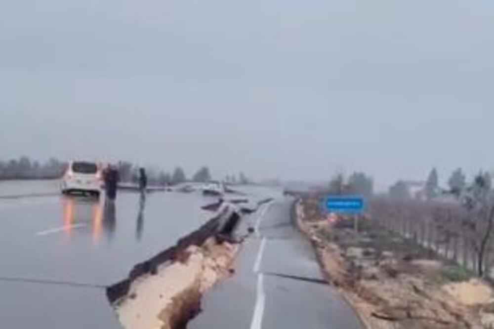 RAZORNI ZEMLJOTRESI UNIŠTILI TURSKU: Evo šta je ostalo, putevi pukli, pista UNIŠTENA! (VIDEO)