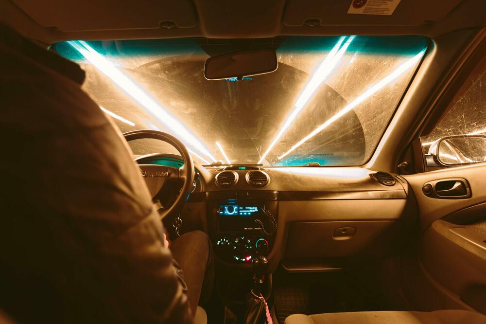 SMETAJU VAM NOĆNA SVETLA DOK VOZITE: Za samo 1.049 dinara rešavate problem sa ovim popularnim naočarima!