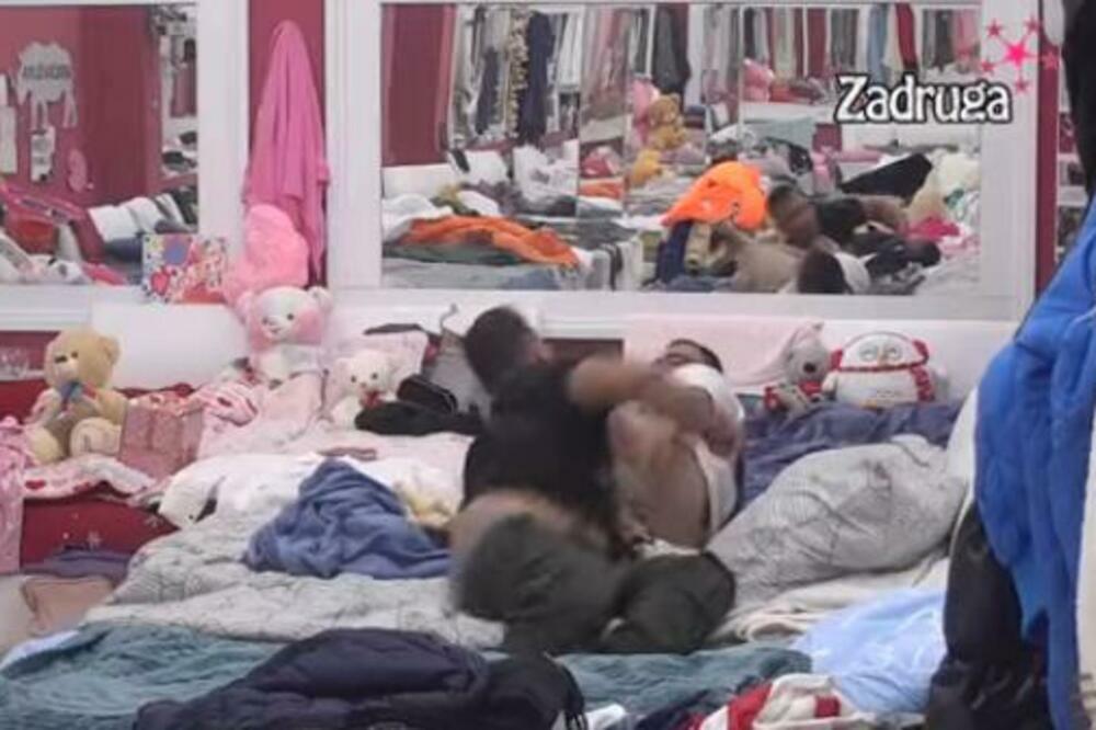BLIZANCI PONOVO U KLINČU: Letelo perje po spavaćoj sobi, BRAĆU razdvajalo obezbeđenje