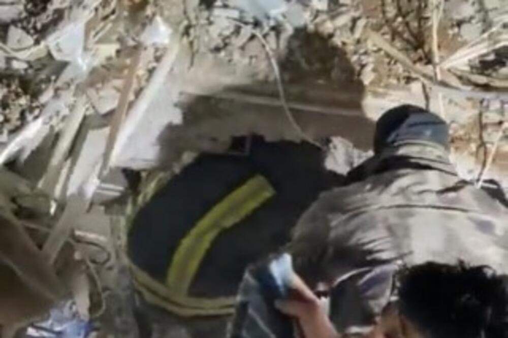 BIO JE ZAROBLJEN 22 SATA NA HLADNOĆI, BEZ HRANE I VODE: Dečaka (3) izvukli iz RUŠEVINA, čudo u Turskoj! (VIDEO)