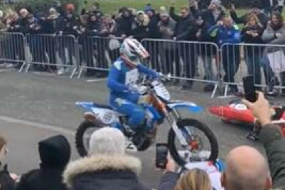 ZAŠTO? Vozač ispred njega pao, on ga pregazio! (VIDEO)