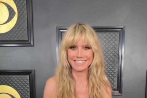 ŽENO, SVE TI ISPADE! Ljudi bulje u DEKOLTE zgodne PLAVUŠE, SAMO ČEKAJU DA BLJESNE INTIMA I TO JAVNO (VIDEO)