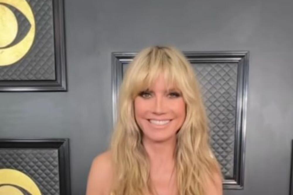 ŽENO, SVE TI ISPADE! Ljudi bulje u DEKOLTE zgodne PLAVUŠE, SAMO ČEKAJU DA BLJESNE INTIMA I TO JAVNO (VIDEO)