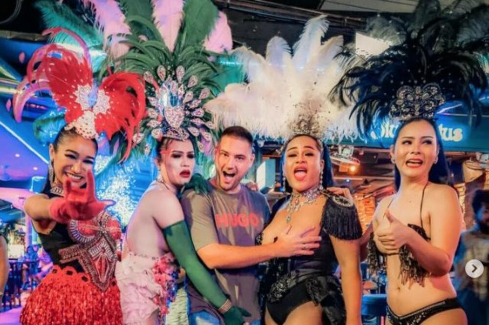 NAŠ PEVAČ U PROVODU SA TRANSVESTITOM: Dopustio čak i da GA HVATAJU, svi pogledi uprti ka DOLE (FOTO)