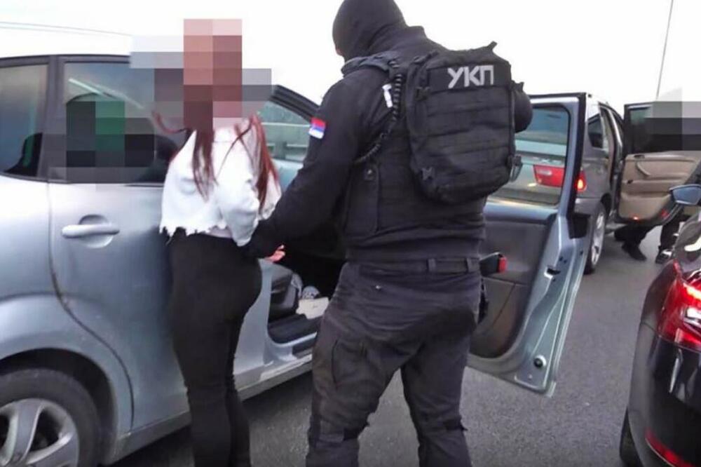 DVE SLOVENKE UHAPŠENE U BEOGRADU, NEĐENE IM OPASNE SUPSTANCE: Izvučene iz kola nasred ulice! (FOTO)