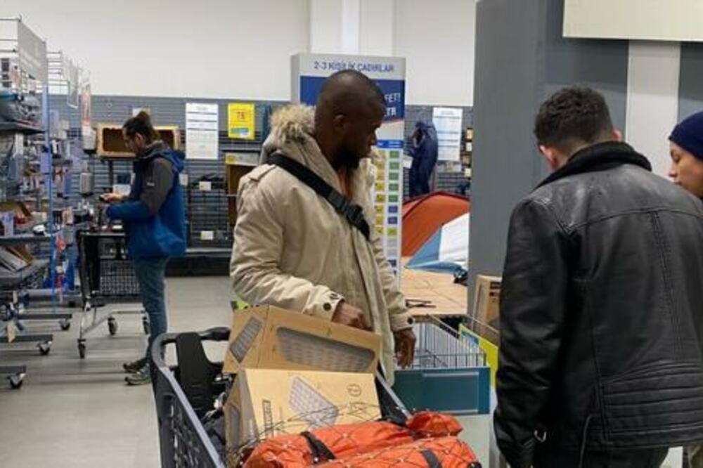 ODRASTAO JE U BEDI, SAD NE ŠTEDI NOVCA DA POMOGNE TURCIMA: Poznati napadač nije zaboravio kako je nemati! (FOTO)