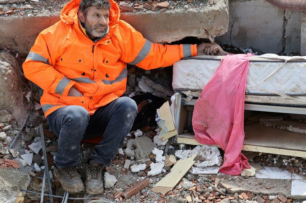 SEDI I DRŽI RUKU BEŽIVOTNE ĆERKE: Slika NEUTEŠNOG OCA koja je POTRESLA SVET (FOTO)