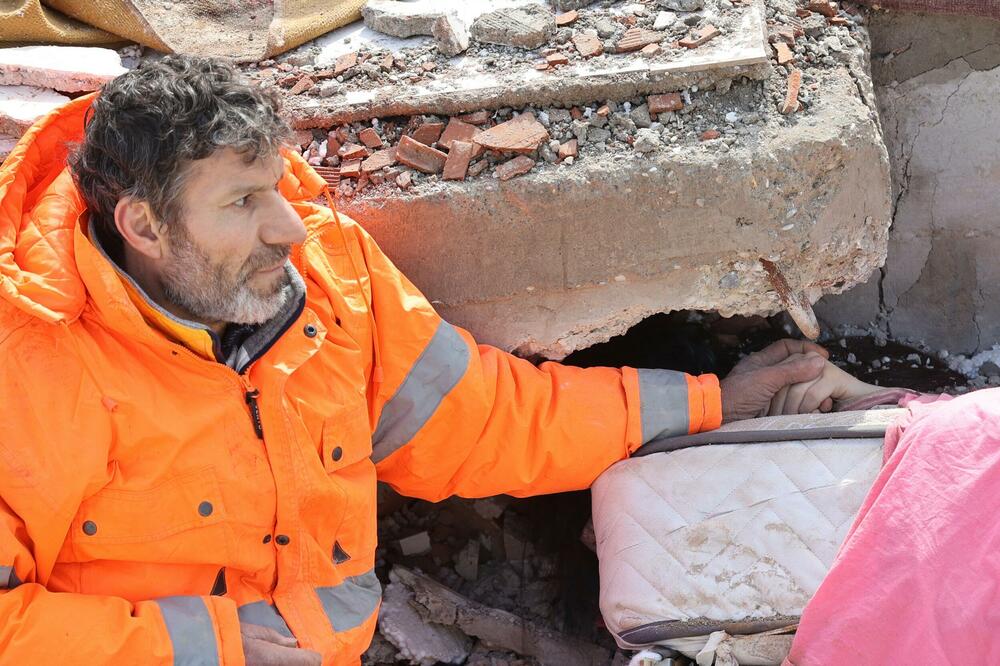 "MOJU PRINCEZU SAM POKUŠAO DA OSLOBODIM GOLIM RUKAMA": Potresna ispovest oca koji je držao BEŽIVOTNU RUKU ĆERKE