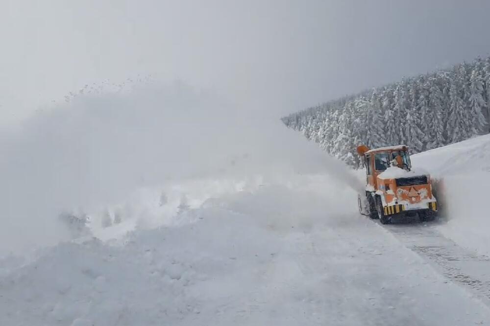VELIKO BRAVO ZA HRABRE PUTARE, NE GASE TEŠKE MAŠINE: Probijeni snežni na 1 PLANINI (FOTO)