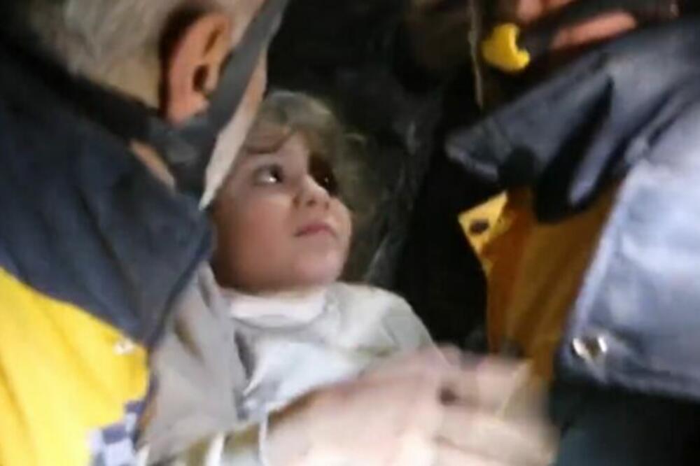 DEVOJČICA ŽIVA IZVUČENA NAKON 40 SATI POD RUŠEVINAMA: Neviđeno ČUDO u Siriji! (VIDEO)