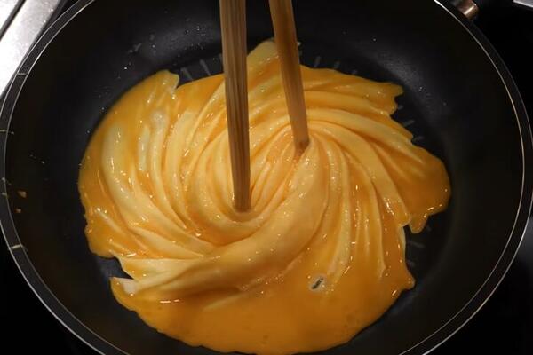 ZA OVIM RECEPTOM POLUDEO JE CEO INTERNET: "Tornado" omlet mora svako da proba (VIDEO)