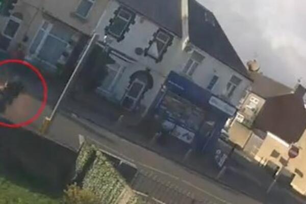 (UZNEMIRUJUĆE) DEVOJČICA POTRČALA PREKO ULICE: Majka vrisnula na nju, snimak bukvalno ledi krv u ŽILAMA