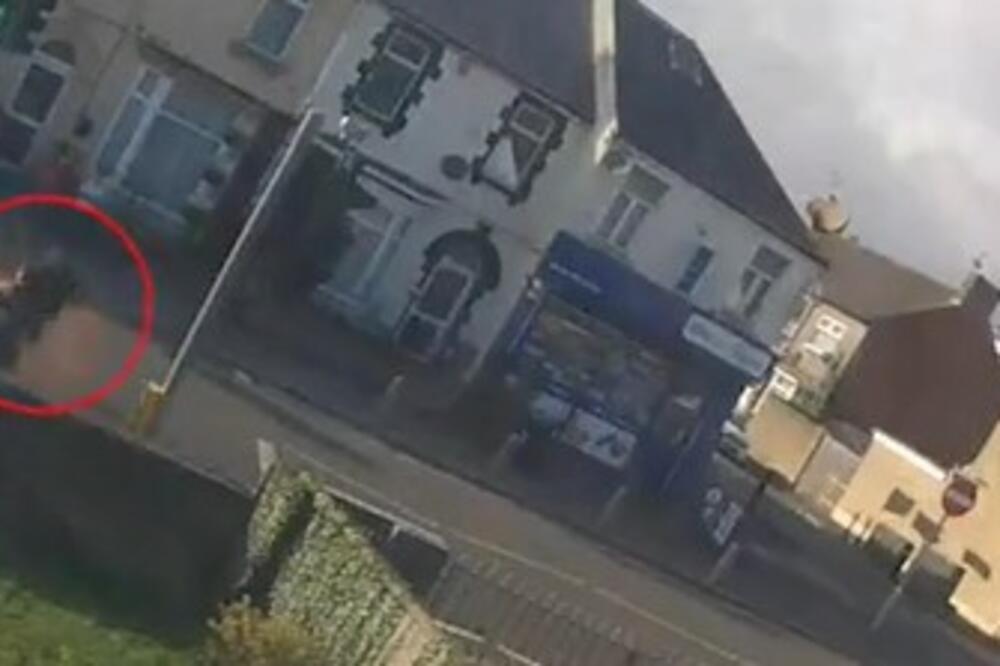 (UZNEMIRUJUĆE) DEVOJČICA POTRČALA PREKO ULICE: Majka vrisnula na nju, snimak bukvalno ledi krv u ŽILAMA