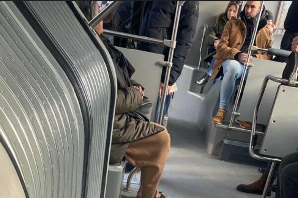 PUTNICI U NEVERICI POSMATRALI ŽENU U BEOGRADSKOM PREVOZU: Napolju CRKAĆ, a ona na noge OVO NAZULA! (FOTO)