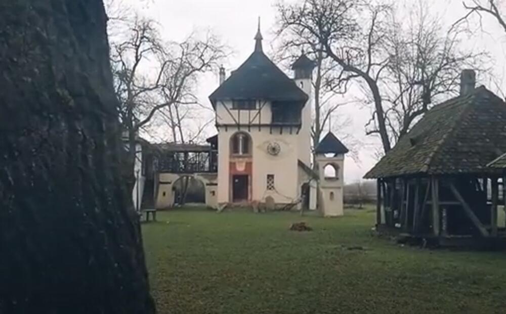 Neobična građevina u Srbiji sa okom na zidu i