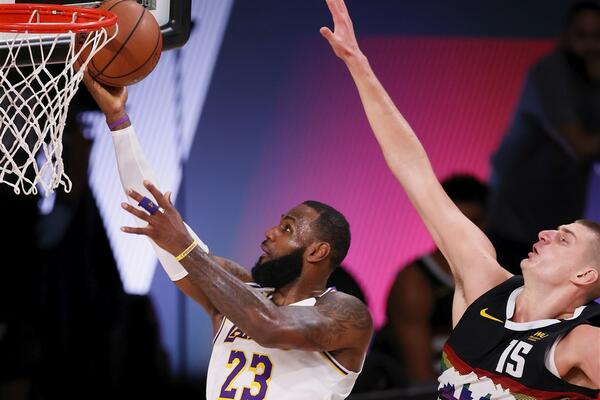 "UHVATIĆEMO GA KADA BUDE IZLAZIO IZ KUĆE I KIDNAPOVATI!" Duhovit odgovor trenera Lejkersa o Jokiću (FOTO)