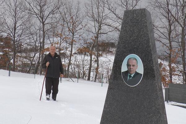 NADGROBNA PLOČA NEKADAŠNJEG MILIONERA OBRADA IZAZIVA JEZU: Sva ljudska tuga stala u samo 4 REČI (FOTO)