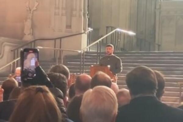 ZELENSKI DOČEKAN OGROMNIM APLAUZOM U VELIKOJ BRITANIJI: Govorio u ime "hrabrih Ukrajinaca" (VIDEO)