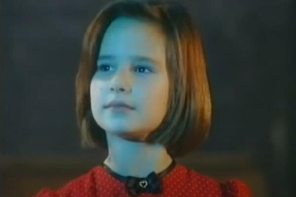 DA LI PREPOZNAJETE DEVOJČICU SA FOTOGRAFIJE? Danas je prava ZAVODNICA i velika ZVEZDA