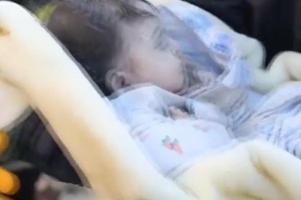 OTAC SNAŽNO ZAGRLIO DETE SPASENO IZ RUŠEVINA U EPICENTRU ZEMLJOTRESA: Posle 55 SATI beba KONAČNO SLOBODNA (VIDEO)