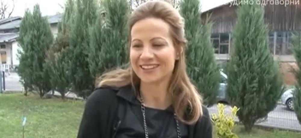 Od crvene kose nije ostalo ništa, ali harizmu i lepotu Aleksandra vešto čuva od vremena i u četrdesetim izgleda sjajno.