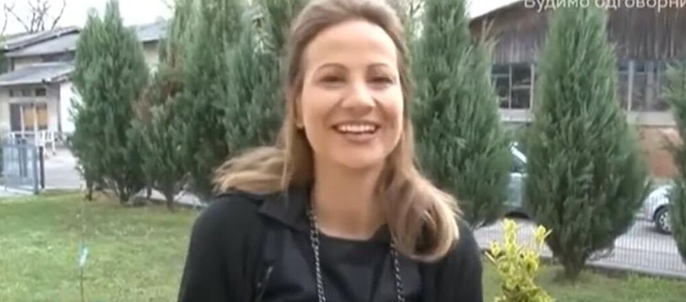 Od crvene kose nije ostalo ništa, ali harizmu i lepotu Aleksandra vešto čuva od vremena i u četrdesetim izgleda sjajno.