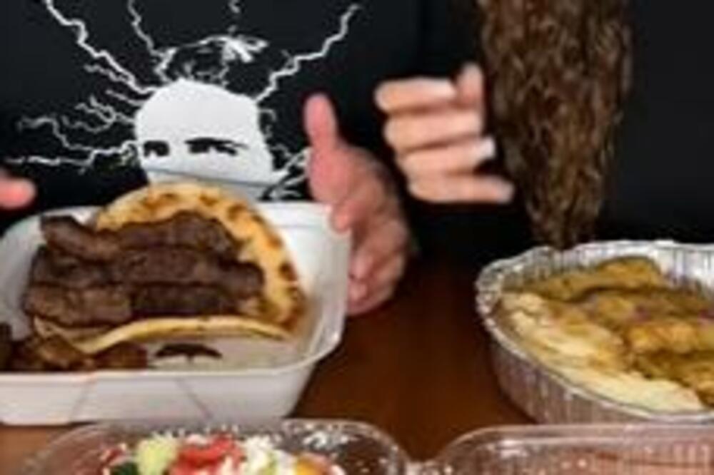 PAR IZ AMERIKE PROBAO SARMU, ĆEVAPE, AJVAR... A jednu SALATU su opisali kao NEVEROVATNU (VIDEO)