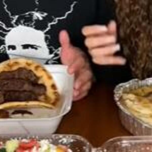 PAR IZ AMERIKE PROBAO SARMU, ĆEVAPE, AJVAR... A jednu SALATU su opisali kao NEVEROVATNU (VIDEO)