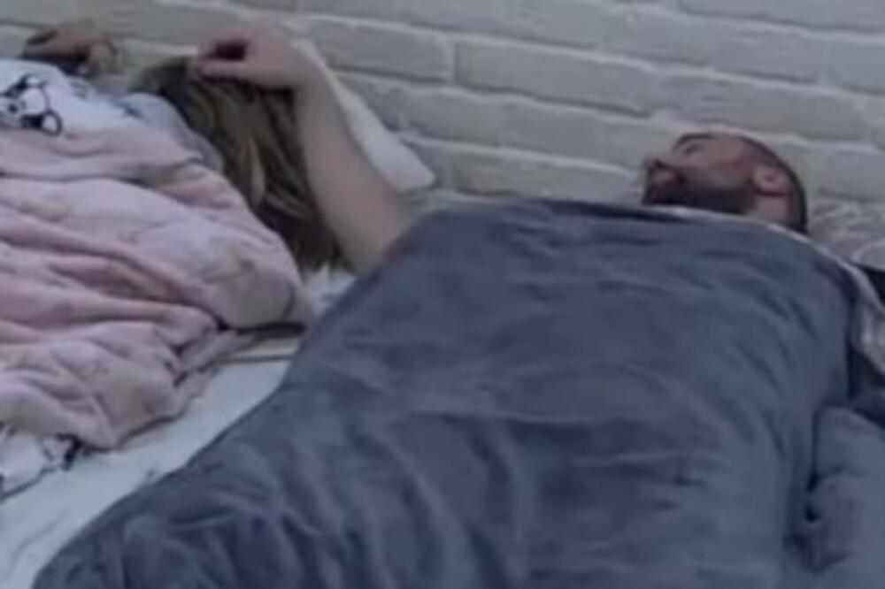 OVO SE NIKADA DO SADA NIJE DESILO NA TELEVIZIJI: Pogledajte šta ZVEZDAN RADI ANI dok ona SPAVA