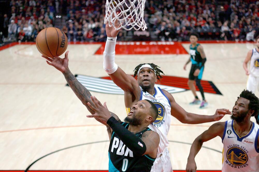 IRVING SA DALASOM POKORIO EL-EJ NA DEBIJU: Lilard srušio šampiona, Bobi gledao "rešetanje" Rokitsa i Kingsa (VIDEO)