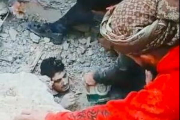 GOLIM RUKAMA KOPAJU RUŠEVINE DA SPASU ŽIVOTE ZATRPANIH: Potresni prizori iz Sirije, situacija ALARMANTNA (VIDEO)