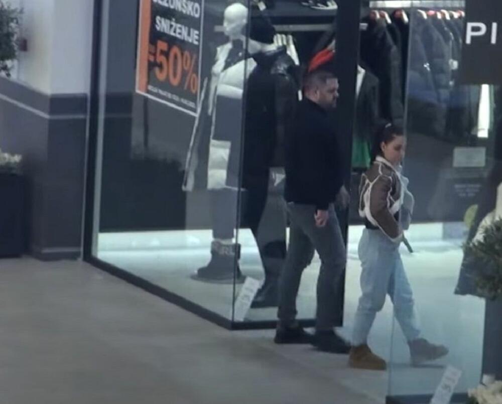 Pevačica Aleksandra Mladenović